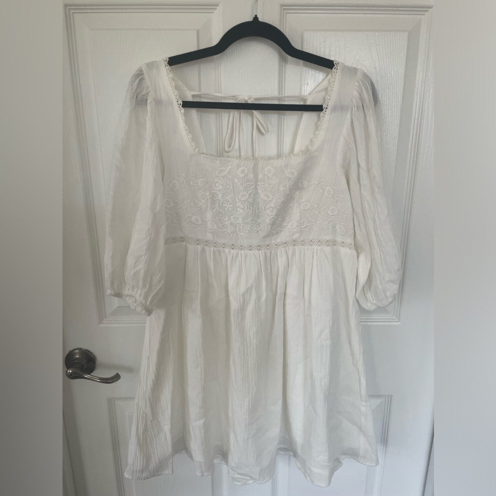 Aakka White Quarter Sleeve Embroidered Dress Size Medium